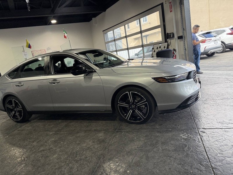 Honda Accord Hybrid Vehicle Full-screen Gallery Image 30