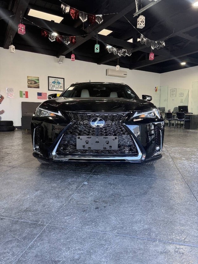 Lexus UX Vehicle Full-screen Gallery Image 02