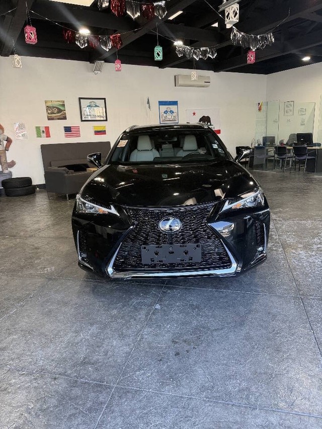 Lexus UX Vehicle Full-screen Gallery Image 03