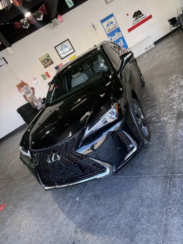 Lexus UX Vehicle Full-screen Gallery Image 06