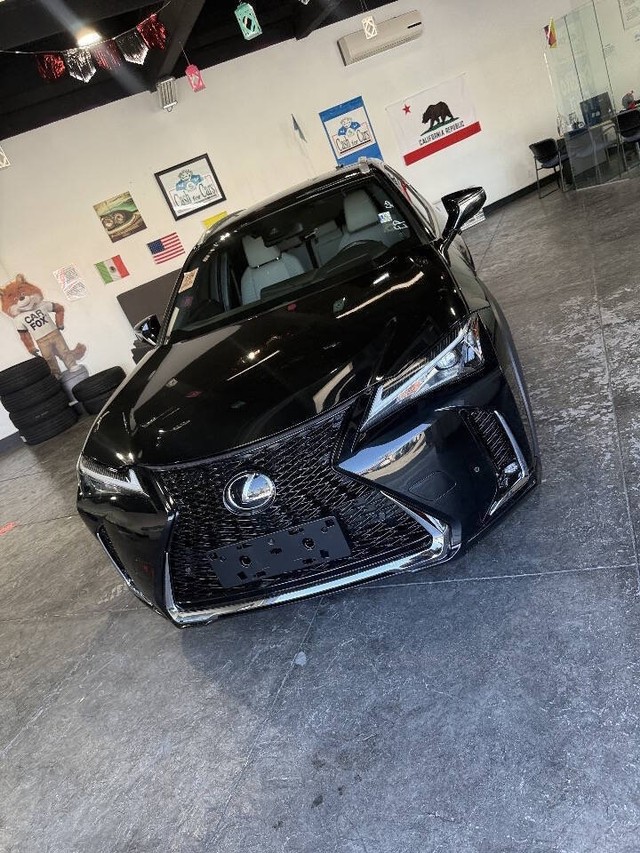 Lexus UX Vehicle Full-screen Gallery Image 07