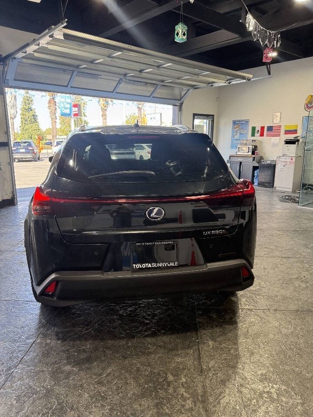 Lexus UX Vehicle Full-screen Gallery Image 14