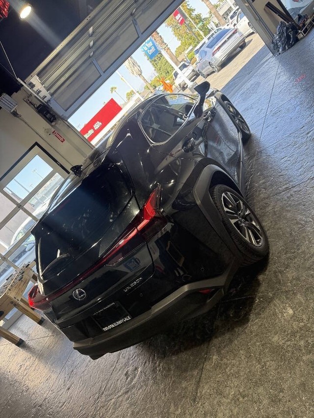 Lexus UX Vehicle Full-screen Gallery Image 18