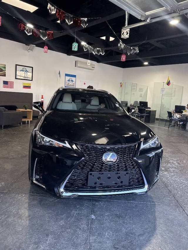 Lexus UX Vehicle Full-screen Gallery Image 29
