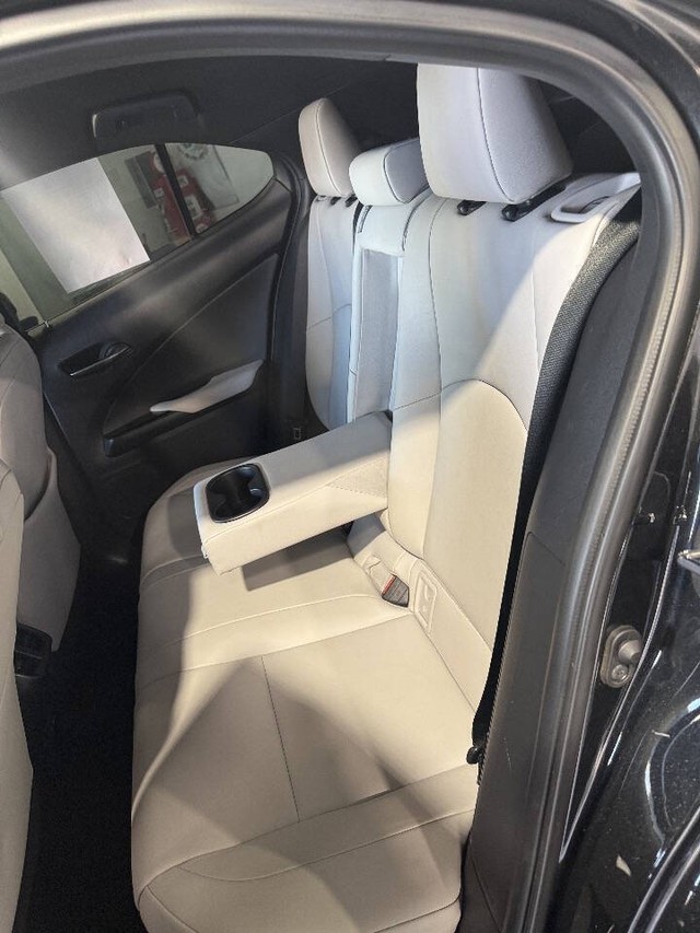 Lexus UX Vehicle Full-screen Gallery Image 31