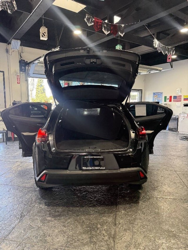 Lexus UX Vehicle Full-screen Gallery Image 36