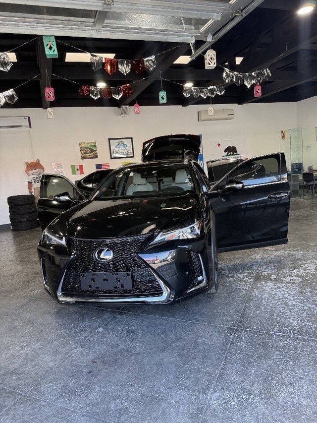 Lexus UX Vehicle Full-screen Gallery Image 43