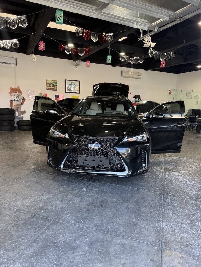 Lexus UX Vehicle Full-screen Gallery Image 47