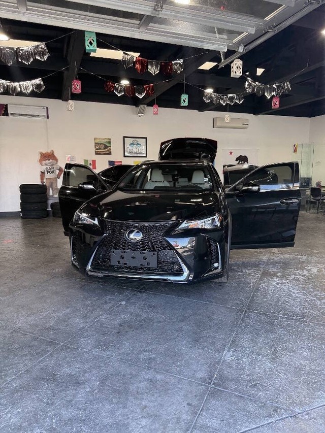 Lexus UX Vehicle Full-screen Gallery Image 48