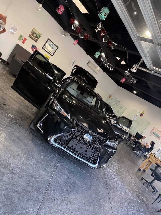 Lexus UX Vehicle Full-screen Gallery Image 50