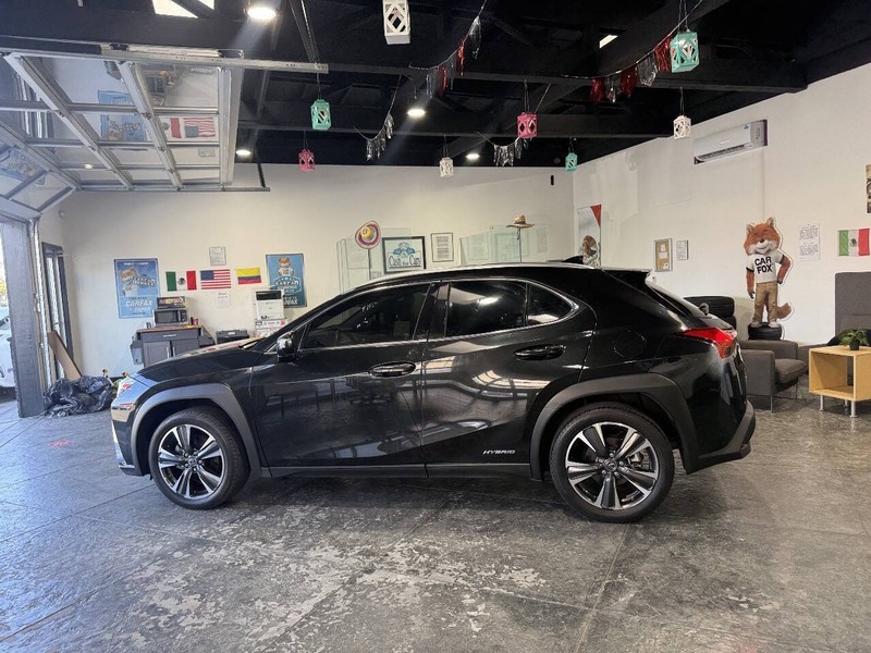 Lexus UX Vehicle Full-screen Gallery Image 10