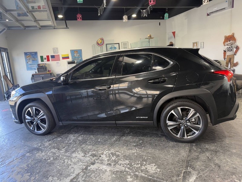 Lexus UX Vehicle Full-screen Gallery Image 11