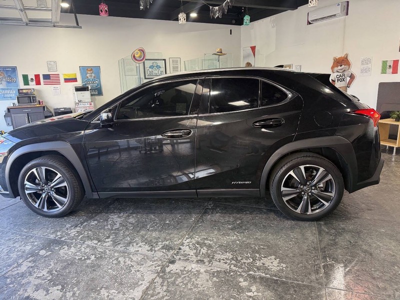 Lexus UX Vehicle Full-screen Gallery Image 12