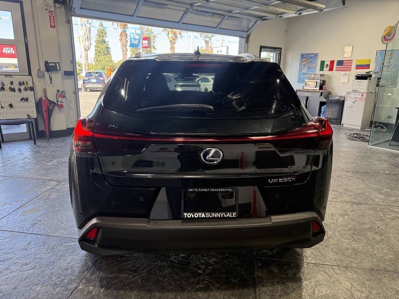 Lexus UX Vehicle Full-screen Gallery Image 13