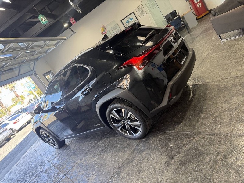 Lexus UX Vehicle Full-screen Gallery Image 15