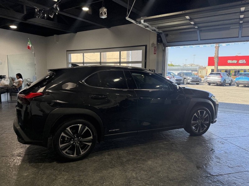 Lexus UX Vehicle Full-screen Gallery Image 17