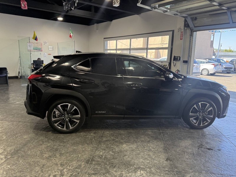 Lexus UX Vehicle Full-screen Gallery Image 19