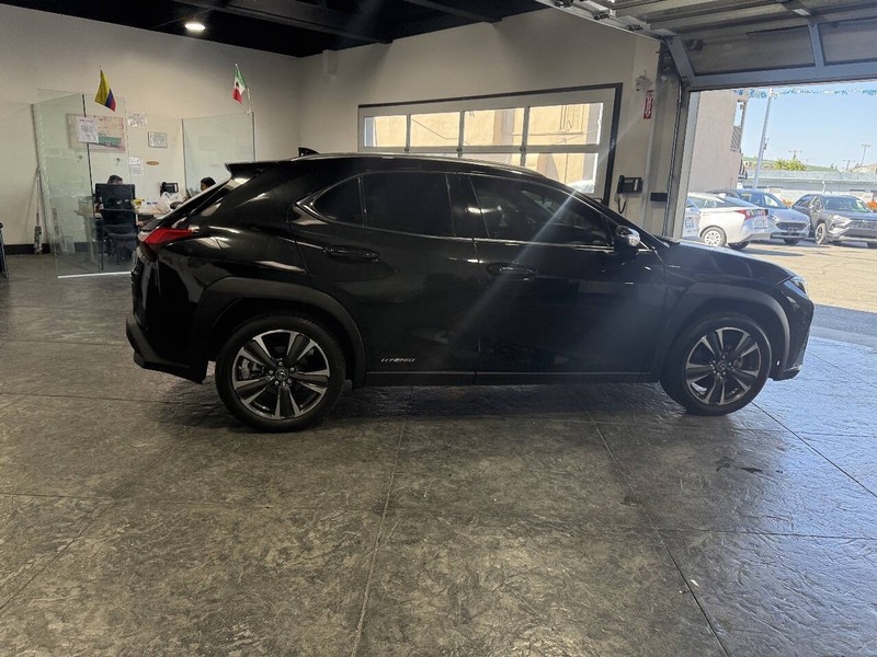 Lexus UX Vehicle Full-screen Gallery Image 20