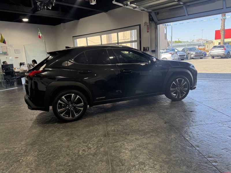 Lexus UX Vehicle Full-screen Gallery Image 21