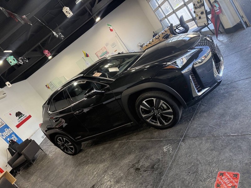 Lexus UX Vehicle Full-screen Gallery Image 22