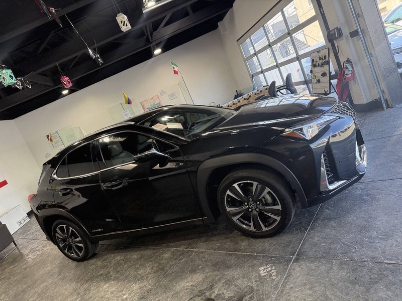Lexus UX Vehicle Full-screen Gallery Image 23