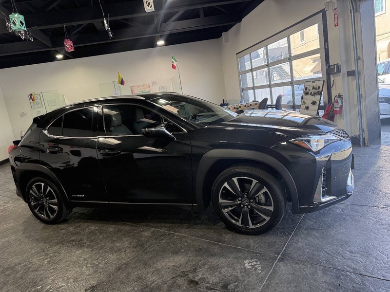 Lexus UX Vehicle Full-screen Gallery Image 24