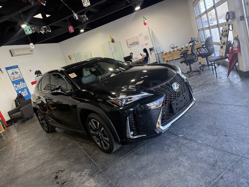 Lexus UX Vehicle Full-screen Gallery Image 26