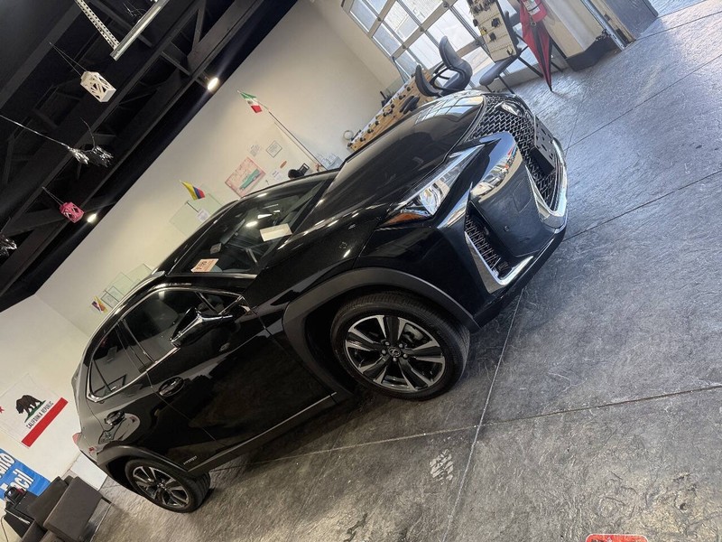 Lexus UX Vehicle Full-screen Gallery Image 27