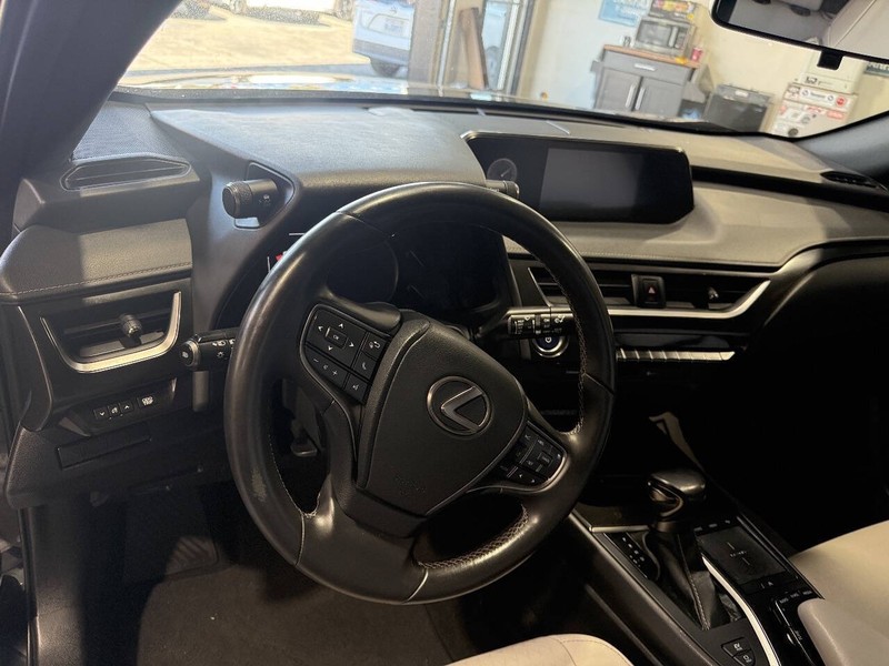 Lexus UX Vehicle Full-screen Gallery Image 28
