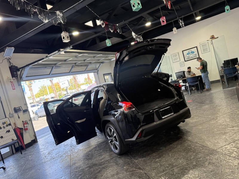 Lexus UX Vehicle Full-screen Gallery Image 34