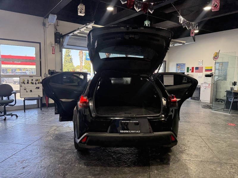 Lexus UX Vehicle Full-screen Gallery Image 35