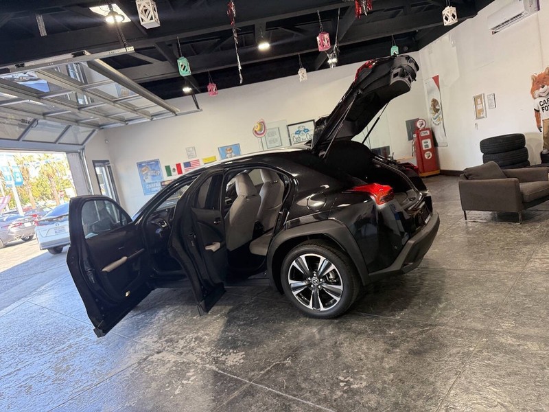 Lexus UX Vehicle Full-screen Gallery Image 37