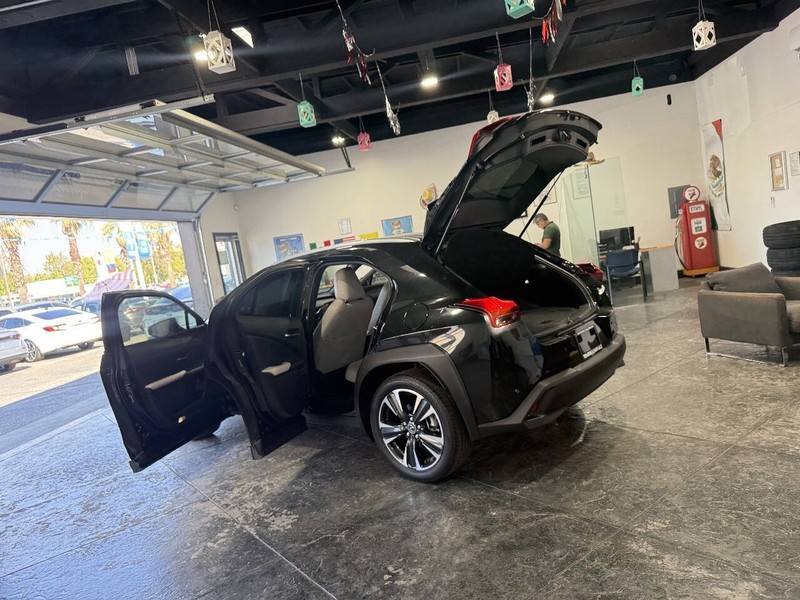 Lexus UX Vehicle Full-screen Gallery Image 38