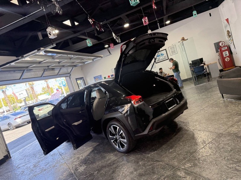 Lexus UX Vehicle Full-screen Gallery Image 39
