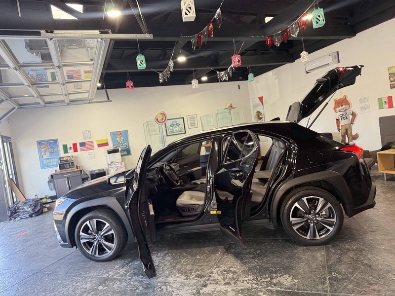 Lexus UX Vehicle Full-screen Gallery Image 40