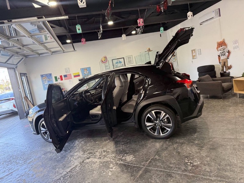 Lexus UX Vehicle Full-screen Gallery Image 41