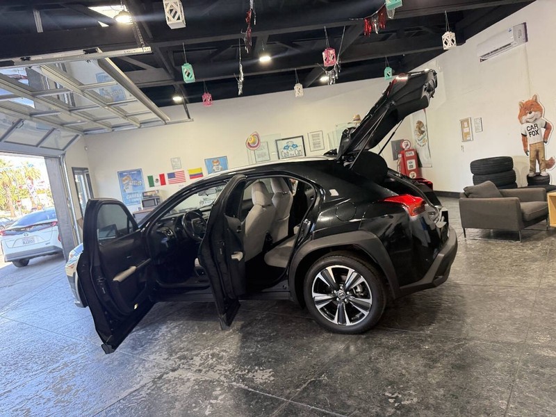 Lexus UX Vehicle Full-screen Gallery Image 42