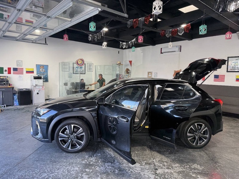 Lexus UX Vehicle Full-screen Gallery Image 44
