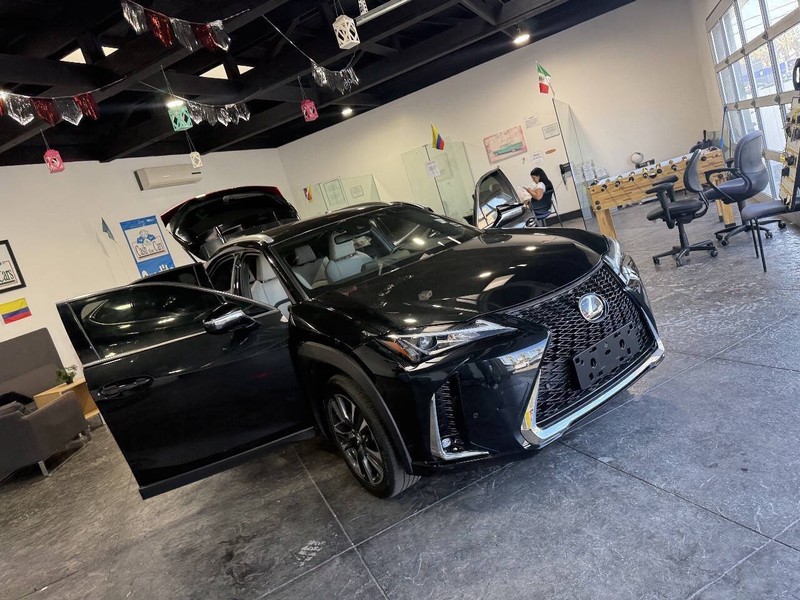 Lexus UX Vehicle Full-screen Gallery Image 49