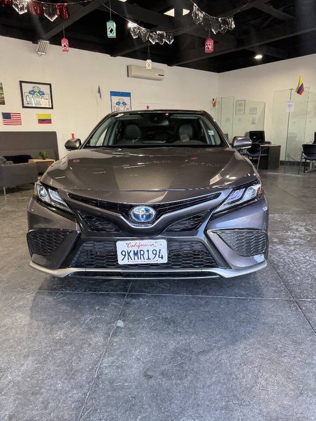 Toyota Camry Vehicle Full-screen Gallery Image 04