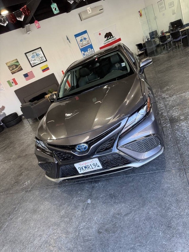 Toyota Camry Vehicle Full-screen Gallery Image 08