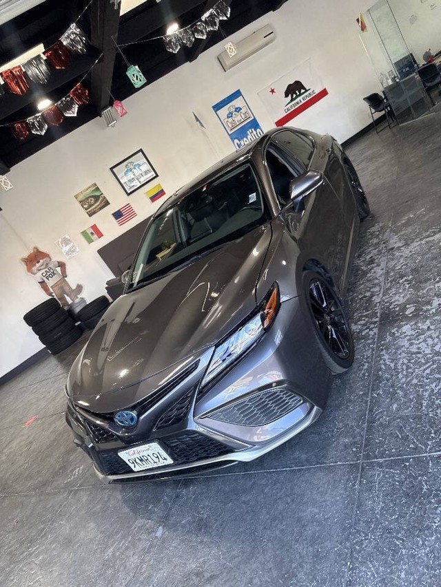 Toyota Camry Vehicle Full-screen Gallery Image 10