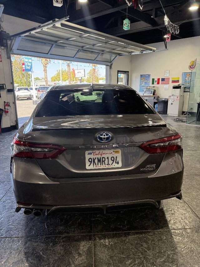 Toyota Camry Vehicle Full-screen Gallery Image 18