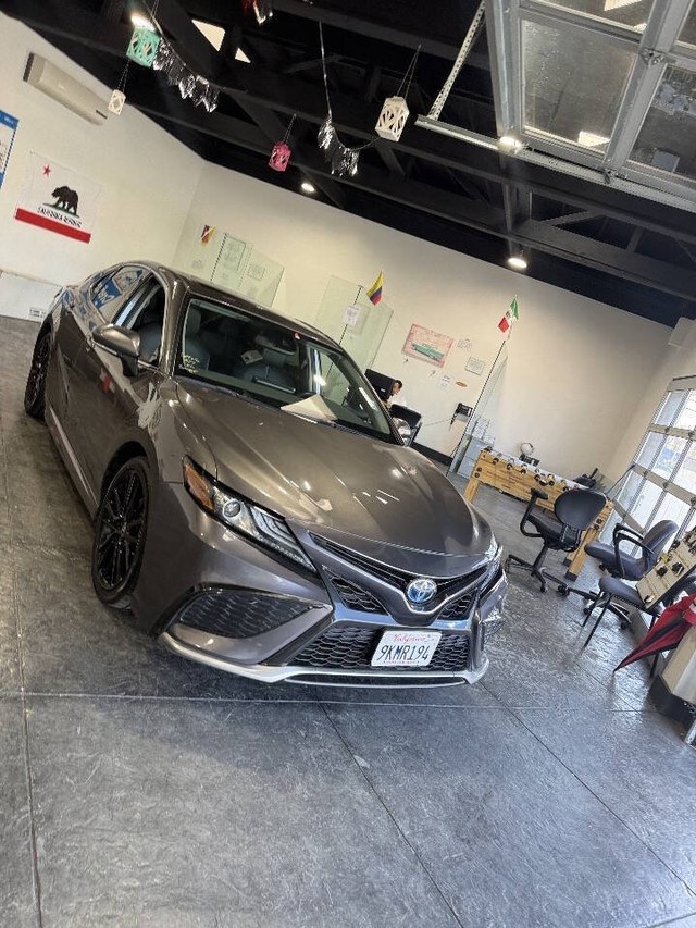 Toyota Camry Vehicle Full-screen Gallery Image 36