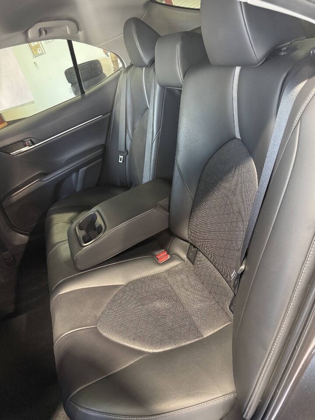 Toyota Camry Vehicle Full-screen Gallery Image 41