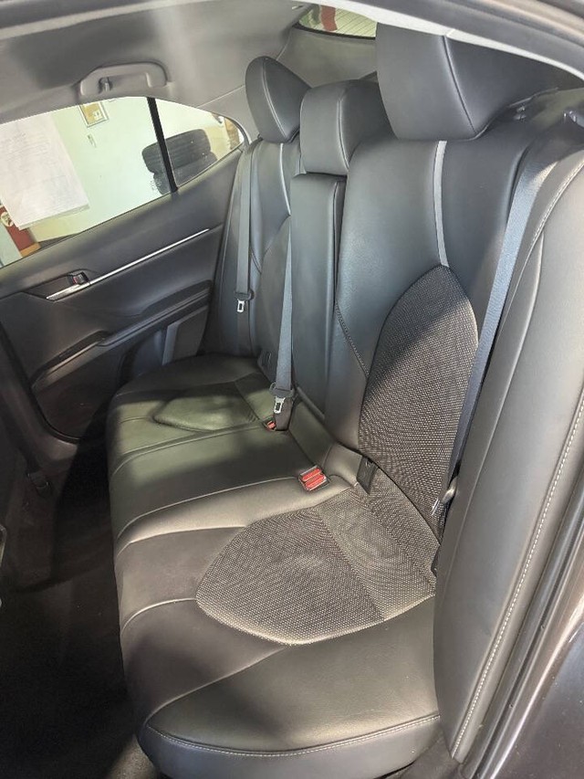 Toyota Camry Vehicle Full-screen Gallery Image 42