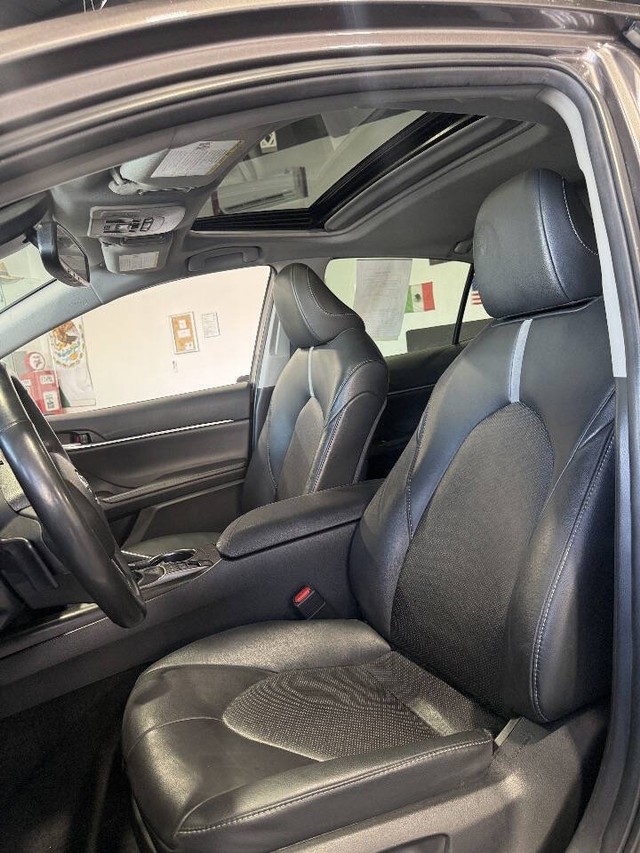 Toyota Camry Vehicle Full-screen Gallery Image 43