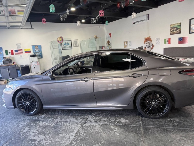 Toyota Camry Vehicle Full-screen Gallery Image 12