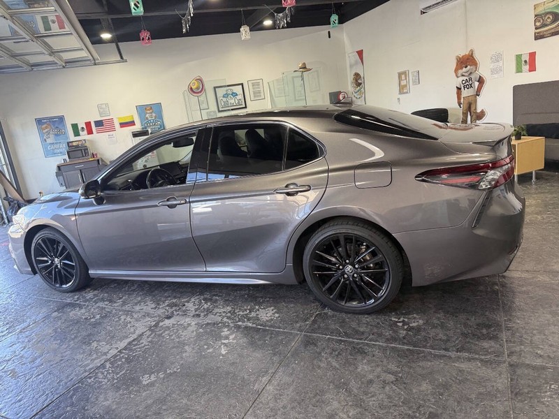 Toyota Camry Vehicle Full-screen Gallery Image 16