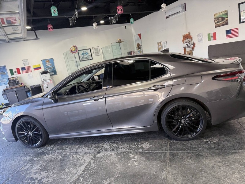 Toyota Camry Vehicle Full-screen Gallery Image 17